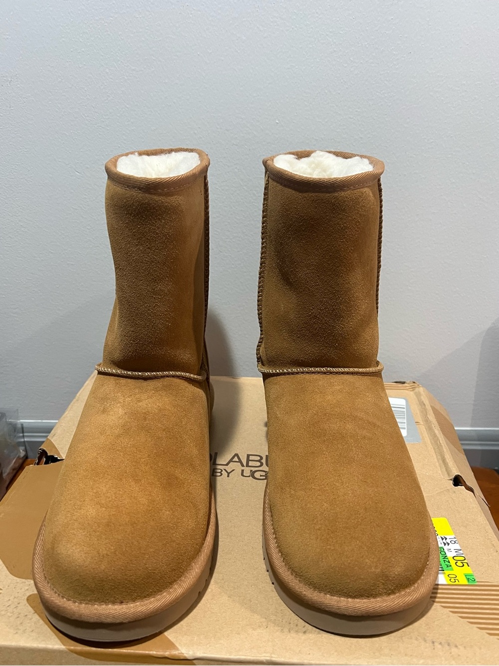 Koolaburra by UGG Koola Short (Woman’s Size 10)